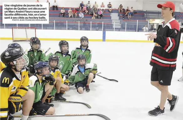  ?? PHOTO JEAN-FRANÇOIS DESGAGNÉS ?? Une vingtaine de jeunes de la région de Québec ont découvert un Marc-andré Fleury sous une facette différente, hier, en s’amusant à ses côtés au hockey balle.