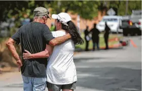  ?? Yi-Chin Lee / Staff photograph­er ?? Tricia Valentine, mother of the missing Brittany Burfield, embraces Texas EquuSearch Director Tim Miller, who has been helping in the search since last year.
