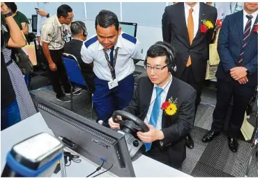  ??  ?? Japanese embassy economics counsellor hideto Nakajima trying the new safe driving Training programme at hTsCC.