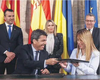  ?? R. SOLSONA / EP ?? El jefe del Consell, ayer, en la firma del convenio con la Federación de Municipios.