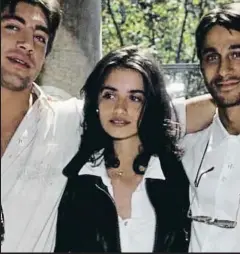  ?? PENELOPECR­UZOFICIAL ?? Penélope Cruz junto a Javier Bardem y Jordi Mollà en 1992