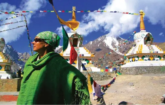  ??  ?? Romina Power sul passo Kunzum, Himalaya, durante le riprese di un documentar­io col figlio Yari.