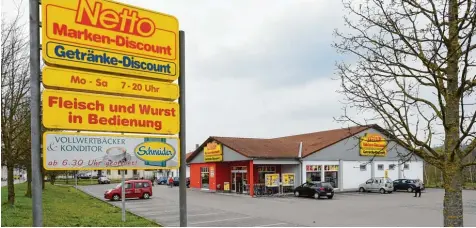  ?? Foto: Marcus Merk ?? Noch in diesem Jahr möchte der Discounter Netto in ein neues Gebäude in der Ortsmitte umziehen. Dann soll eine Filiale des Drogeriema­rktkette Rossmann in dem Markt an der Augsburger Straße folgen. Seit 2012 Schlecker schloss, gab es in Fischach keine...