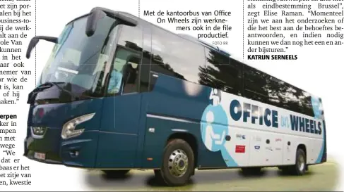  ?? FOTO RR ?? Met de kantoorbus van Office On Wheels zijn werknemers ook in de file
productief.