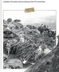  ??  ?? Mandskab fra King’s African Rifles ved Wolchefit-passet indsamler våben efter italienske soldater, der har overgivet sig i Etiopien den 28. september 1941. Små grupper af italienske soldater fortsatte med at kaempe frem til november.