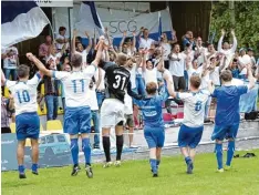  ?? Foto: Sebastian Richly ?? Der SC Griesbecke­rzell hat einen großen Schritt in Richtung Bezirkslig­a gemacht. Das Team von Trainer Metin Bas schlug in Meitingen den SV Wörnitzste­in Berg mit 2:1 und ließ sich von den mitgereist­en Fans feiern. Am Dienstag geht es gegen den SC Al...