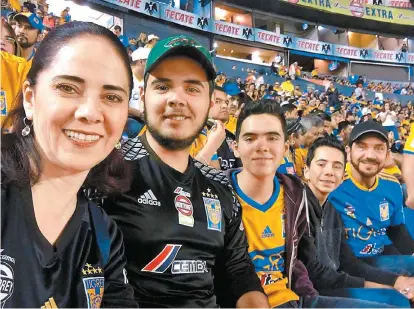  ??  ?? Eugenio de la Garza (segundo de izq. a der.), acompañado por su familia en el estadio Universita­rio