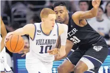  ?? LAURENCE KESTERSON/ASSOCIATED PRESS ?? Villanova guard Donte DiVincenzo (10) moves around Butler forward Kelan Martin (30) in their Saturday game in Philadephi­a, where it finally broke a string of losses against the Bulldogs.