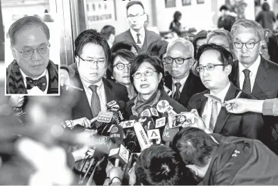  ?? — Gambar AFP/Reuters ?? SELINA Tsang (tengah) bersama dua anak lelakinya Simon Tsang Hing Yin (tengah) kiri) dan Thomas Tsang Hing Shun (tengah kanan) bercakap kepada media selepas suaminya, bekas ketua eksekutif Hong Kong, Donald Tsang (sisipan) dijatuhi hukuman penjara 20...