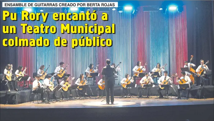  ??  ?? Pu Rory, en plena actuación, en la noche del martes pasado en el Teatro Municipal. Aquí, bajo la dirección de José Carlos Cabrera, quien compartió la batuta con Javier Aquino.