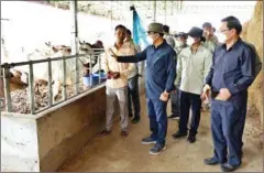  ?? SUPPLIED ?? Agricultur­e minister Veng Sakhon (centre left) and Siem Reap provincial officials inspect livestock.