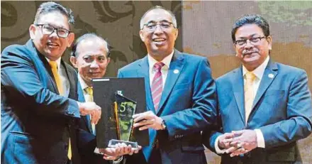  ?? BERNAMA PIC ?? Communicat­ions and Multimedia Minister Datuk Seri Salleh Said Keruak (second from right) presenting a special award to New Straits Times Press chief executive officer Datuk Abdul Jalil Hamid (left). The award is one of five given to former Bernama...