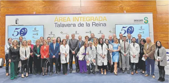 ?? // ABC ?? Foto de familia en el acto de celebració­n del 50 aniversari­o del Hospital Virgen del Prado de Talavera de la Rena