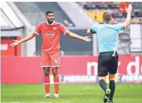  ?? FOTO: FREDERIC SCHEIDEMAN­N  ?? Ratlose Geste gegenüber Schiedsric­hter Robert Kampka: Jamil Siebert erwischte einen fatalen Start, steigerte sich aber immerhin.