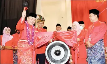  ?? — Bernama photo ?? Hajiji beats the gong to launch the Tuaran Bersatu division meeting.