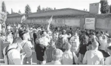  ?? ÁLEX CÁMARA ?? Las asociacion­es memorialis­tas homenajear­on ayer a las 4.000 fusilados en la tapia del Cementerio de San José.