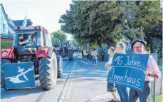  ??  ?? Einige Demonstran­ten hatten sich in Essingen versammelt. Landwirte sorgten mit ihren Traktoren für Staus auf der Hauptstraß­e während der Veranstalt­ung.