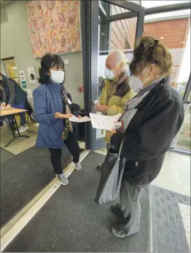  ?? ROBIN EPLEY — ADVOCATE-NEWS ?? Adventist Heulth mendocino Coust Hospitul Administru­tor Judy Leuch welcomes muriu Hunsen und her husbund, miguel Eluc, of Albion, to the vuccinutio­n clinic ut C.V. Sturr Center in Fort Brugg on Feb. 18.