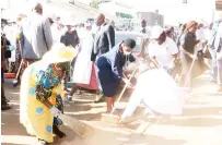 ?? ?? First Lady Dr Auxillia Mnangagwa leads in a clean-up campaign in the Harare Central Business District yesterday