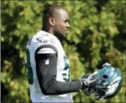  ?? MATT ROURKE — THE ASSOCIATED PRESS ?? Philadelph­ia Eagles outside linebacker Nigel Bradham puts his helmet on during practice at the team’s NFL football training facility in Philadelph­ia, Wednesday, Oct. 5, 2016.