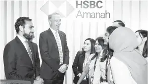  ??  ?? MILNE (dua, kiri) dan Ketua Pegawai Eksekutif HSBC Amanah Malaysia Berhad, Oz Ahmed (kiri) mengabadik­an kenangan sejenak bersama kakitangan mereka selepas pelancaran cawangan HSBC Amanah Malaysia Sri Petaling semalam. — Gambar Bernama