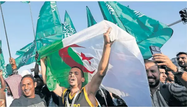  ?? FOTO: ANDRE PENNER/AP ?? Fans von Saudi-Arabien feiern nach dem Sieg ihrer Mannschaft gegen Argentinie­n auf der Straße.