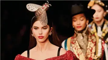  ?? MARCO BERTORELLO/AFP ?? Nomi storici ed emergenti. La fashion week si è chiusa ieri a Milano con un bilancio molto positivo (nella foto sopra un momento della sfilata di Dolce&amp;Gabbana)