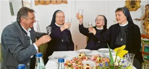  ?? Foto: Winfried Rein ?? Ein Prosit mit OB Bernhard Gmehling auf die Geburtstag­e der Ordensschw­estern Isentrud, Ulrika und Elisabeth (von links). Der Konvent wird derzeit nur noch von elf Schwestern gebildet.