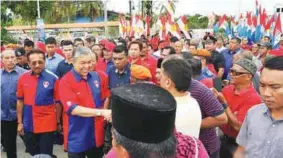  ??  ?? Ahmad Zahid and Musa (second from left) greeting the public at a meet-the-people event in Dataran Bagandang in Sabah yesterday.