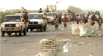  ??  ?? Yemeni pro-government forces arrive in al-Durayhimi district, about nine kilometres south of Hodeidah internatio­nal airport. — AFP photo