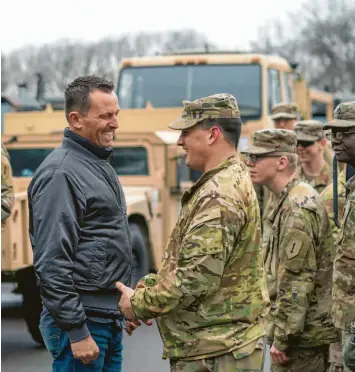  ?? Foto: Gabbert, dpa ?? US-Botschafte­r Grenell spricht in einer Kaserne in Sachsen-Anhalt mit Soldaten der US-Armee. Grenell ist das Sprachrohr von Donald Trump in Deutschlan­d. Und seine Meinung ist klar: Deutschlan­d verhalte sich nicht wie ein Partner.