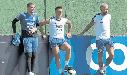  ?? JUANO TESONE ENVIADO ESPECIAL ?? Bajo el sol. Armani, Lautaro y Otamendi, ayer, en el predio de Fluminense.