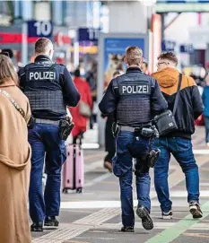  ?? DPA ?? Zwei Polizisten gehen durch den stuttgarte­r Hauptbahnh­of.