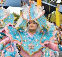  ?? FÉLIX DE LA CRUZ ?? Una mujer participa en el carnaval del DN.