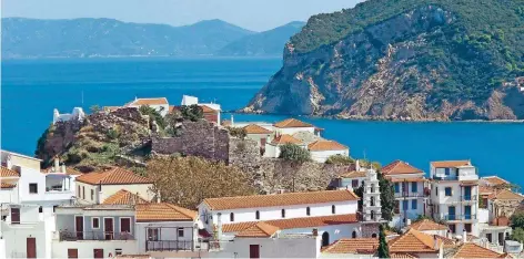  ?? FOTO: GNTO/YSKOULAS ?? Auf der griechisch­en Insel Skopelos leben nur knapp 5000 Menschen. Für Ruhesuchen­de ist sie der ideale Ort zum Entspannen.