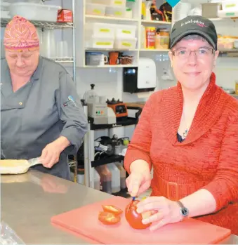  ?? PHOTO COLLABORAT­ION SPÉCIALE, STÉPHANIE GENDRON ?? Jenny Dolbec (à droite) est très appréciée de ses collègues, dont Monique Villeneuve, qui dit adorer travailler en sa compagnie.