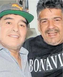  ?? ?? Diego y Hugo Maradona, que vivía en Nápoles