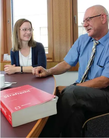  ?? Foto: Christian Kirstges ?? Richterin Franziska Braun und Walter Henle, Direktor des Günzburger Amtsgerich­ts, im Interview.