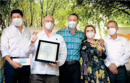  ??  ?? - Galardón. Acompañado de la directora de la UBU, Patricia Corrales de Guerra, el rector Juan Eulogio Guerra Liera recibió el premio de manos del gobernador Quirino Ordaz Coppel.