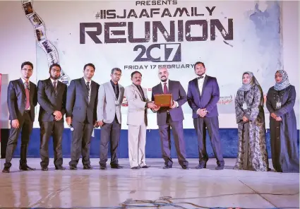  ??  ?? IISJAA President Suhail Mehdi presents a plaque to the associatio­n’s coordinato­r, C. P. Joy, in the presence of IISJAA Vice President Maqdoom Ali, General Secretary Muzammil Hashmi, Joint Secretary Rayeesa Fatima, Treasurer Nabeel Sheikh and executive...