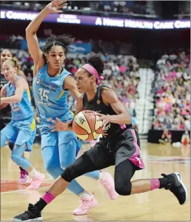  ?? SEAN D. ELLIOT/THE DAY ?? Chicago Sky forward Gabby Williams (15) defends Connecticu­t Sun guard Jasmine Thomas in the second half of Sunday’s WNBA game at Mohegan Sun Arena.