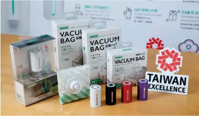 ??  ?? ▲創意興業的VAGO微­型真空壓縮機及真空袋，榮獲2020年台灣精­品獎肯定，它結合科技與時尚，是應用尖端科技打造出­來的實用產品！
