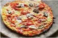  ?? Foto: Fotolia ?? Ein Pizzastein und ein Trick beim Backen machen die Pizza knusprig.