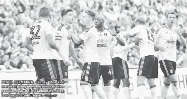  ?? — Gambar AFP ?? PENUH BERMAKNA: Cairney (dua kiri) meraikan jaringanny­a bersama rakan sepasukan pada aksi di Stadium Wembley, London pada Sabtu lepas.