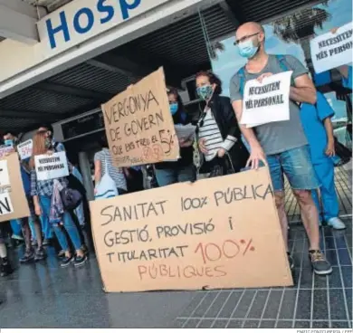  ?? ENRIC FONTCUBERT­A / EFE ?? Sanitarios del hospital del Mar de Barcelona protestan ayer por la precarizac­ión y en defensa de la sanidad pública.