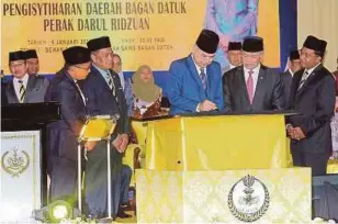  ??  ?? SULTAN Nazrin berkenan merasmikan Pengisytih­aran Daerah Bagan Datuk.