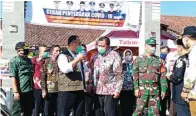  ?? SHOLIKHUL HUDA/JAWA POS RADAR IJEN ?? PICU KONTROVERS­I: Sekda Bondowoso Syaifullah (tengah baju batik) saat meninjau Pasar Nangkaan kemarin.