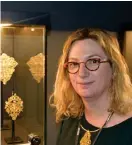  ??  ?? Deborah Elvira äger ett galleri norr om Valencia. Hon specialise­rar sig på spanska barocksmyc­ken.