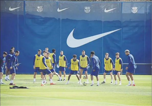  ?? fotos: pep morata/efe ?? Los azulgrana entrenaron ayer para preparar el duelo de esta noche ante el Girona conocedore­s ya de la derrota del real madrid ante el Villarreal