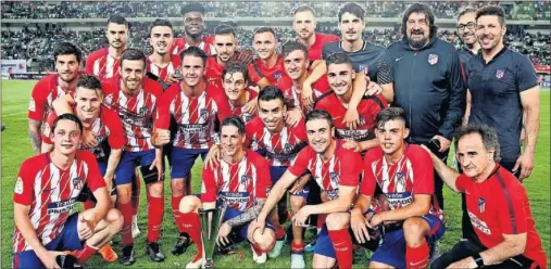  ??  ?? COPA DE DESPEDIDA. El Atlético despidió la temporada con una victoria en Nigeria. Fue ya sí el adiós de Torres, en la foto con el trofeo.
